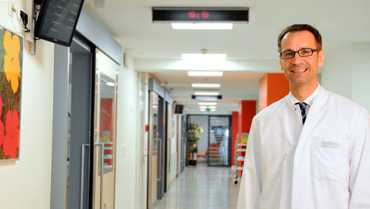 Prof. Dr. Michael Adamzik auf der Intensivstation