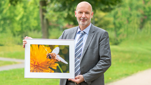 Andreas Fatum mit dem Foto von einer Biene