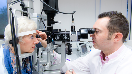 Dr. Matthias Elling bei der Augenuntersuchung