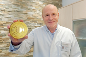 Prof. Dr. Burkhard Dick mit der Gold-Medaille
