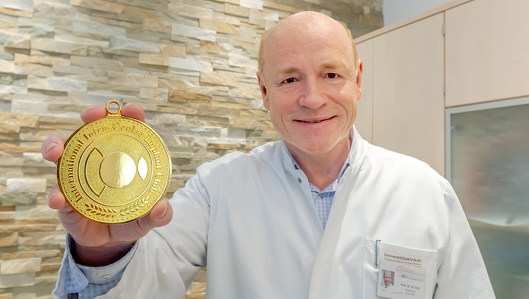 Prof. Dr. Burkhard Dick mit der Gold-Medaille des International Intra-Ocular Implant Club 