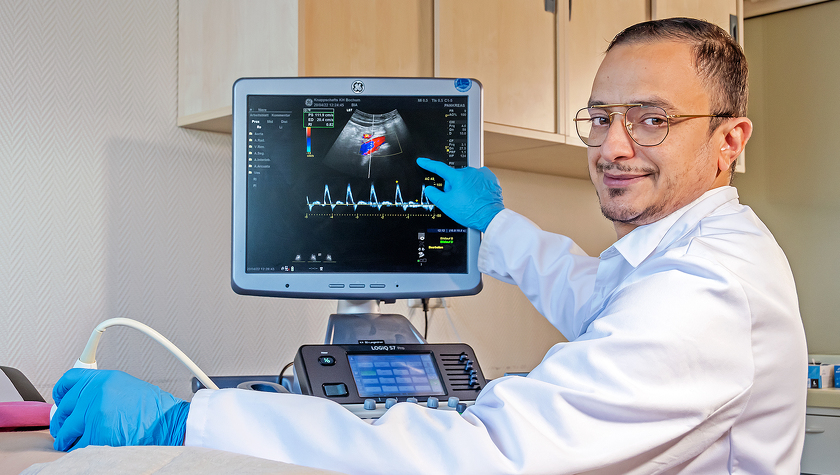 Dr. Hamid Channane bei der Untersuchung per Ultraschall