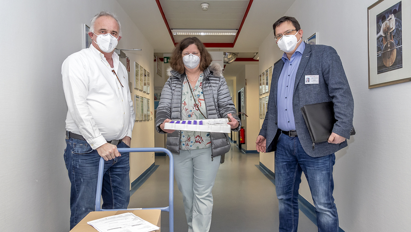 Hans-Peter Jochum (Geschäftsführer), Maren Niewöhner (Leitende Apothekerin) und Michael Jost (Kaufmännischer Direktor) nach der Lieferung des Biontech-Impfstoffs.