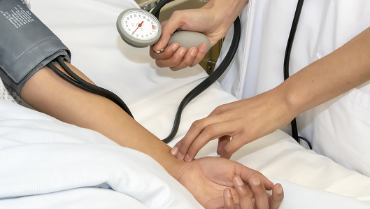 Ausdbildungsstart: Blutdruckmesen im Krankenbett