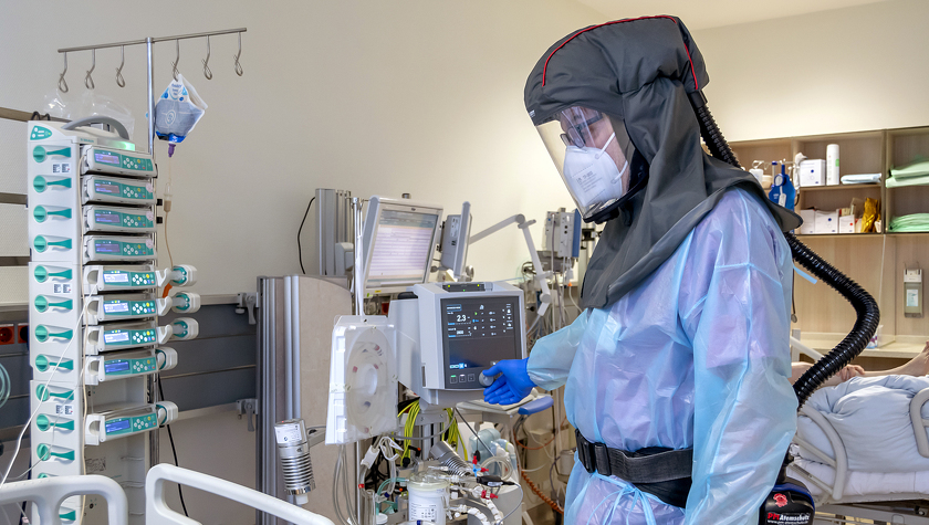 Martin Schwertner trägt bei der Behandlung von Covid-19-Patienten einen Helm mit Atemschutzgebläse