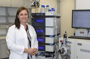 Dr. Barbara Sitek in ihrem Labor am Medizinischen Proteom-Center der Ruhr-Uni