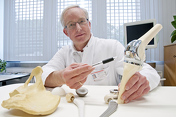 Prof. Dr. Rüdiger Smektala erläutert die Funktionalität eines künstlichen Kniegelenkes