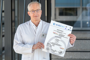 Professor Dr. Rüdiger Smektala mit dem Endoprothetik-Zertifikat