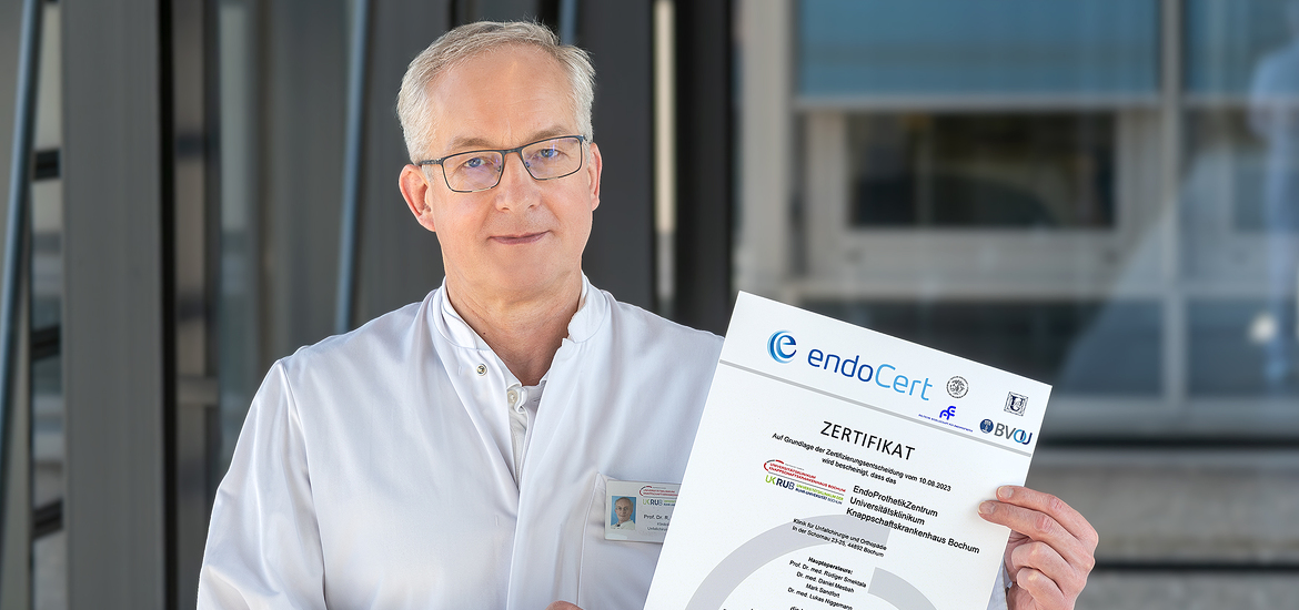 Professor Dr. Rüdiger Smektala hält das Zertifikat in Händen